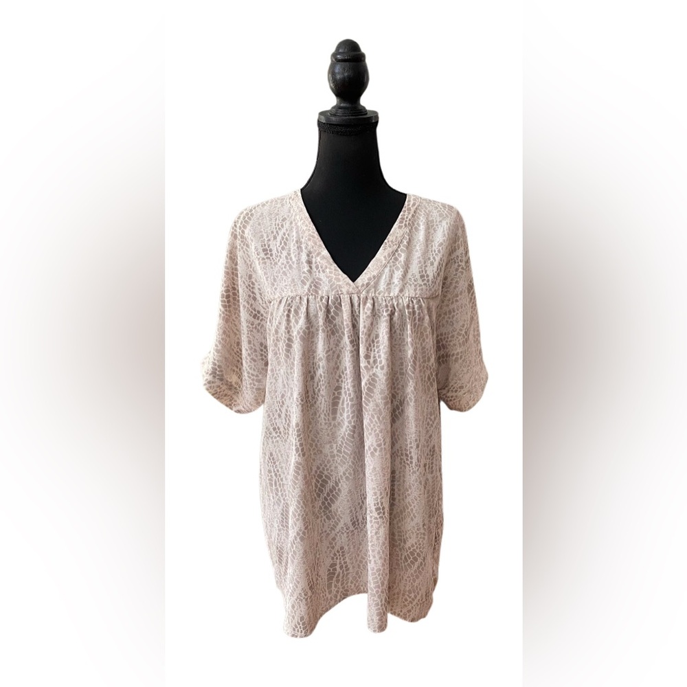Emery Rose: Cream and Gray Snakeskin V Neck Blouse